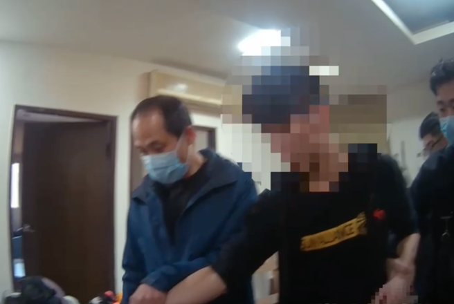 警方上门递送通知书，等犯嫌开门时，埋伏于楼梯间员警蜂拥而入。（图 / 刘咏韵翻摄）