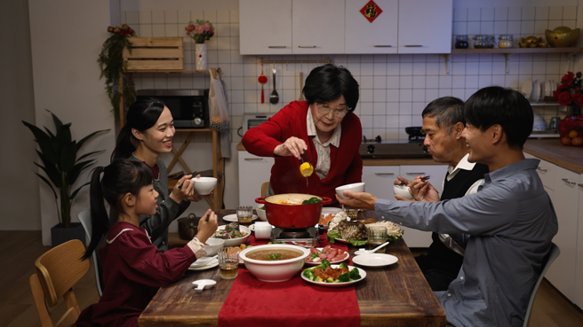 网友35岁仍在拚国考，超怕过年遇到毒舌亲戚，引起网友讨论。（图／shutterstock）