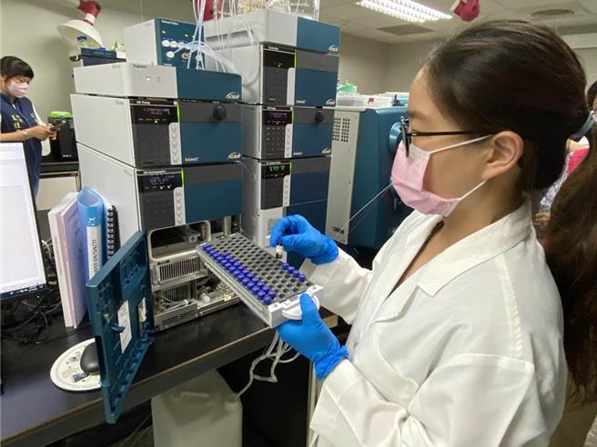 台中市食安处抽验台糖冷冻安心豚梅花肉片，发现含有不得检出的瘦肉精西布特罗，中市与食药署双轨展开复验，其中中市6日就会在台中市食安处实验室启动复验。（资料照片）