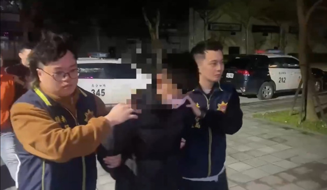 2名犯嫌持球棒砸車遭火速到場，警力壓制逮捕帶回分局偵訊。（圖 / 劉詠韻翻攝）