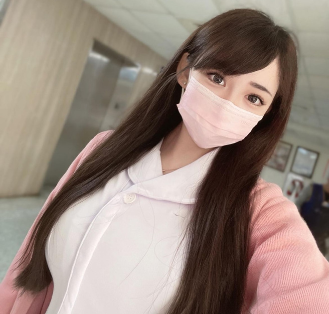 护理师怡葶分享，日前同事脖子被病人掐住不放。(翻摄自𝐸𝓁𝓁𝑒 FB)