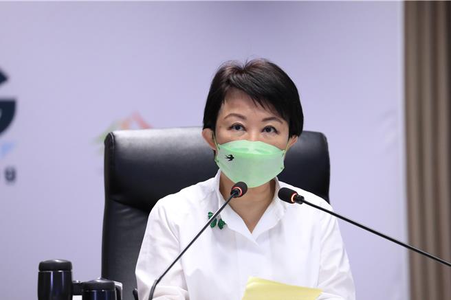 台中市长卢秀燕今天在市政会议上针对台糖冷冻梅花猪验出瘦肉精一事发声，强调食安「寧严勿松、寧快勿慢」。（张亦惠摄）