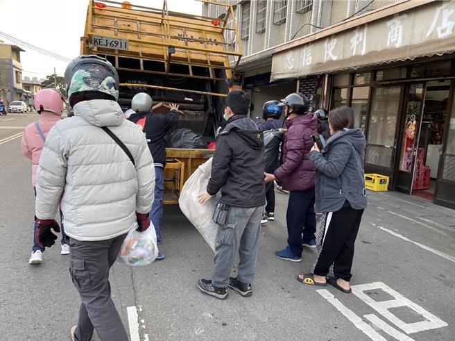 桃园市的清洁队3日晚间沿街收运执勤，遭男子踹车、拍车，甚至拍落队员的手机作势要殴打，桃园市环保局表示当下已报警处理，将提告为受辱的队员讨回公道及尊严。（桃园市环保局提供／陈梦茹桃园传真）