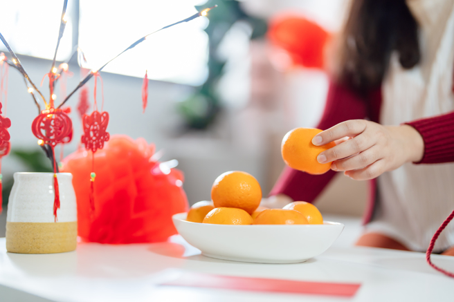 除夕不只要除旧布新，也可尝试转运，命理专家柯柏成分享2招开运法，例如火烤橘子皮有助甩晦气。(示意图/shutterstock/达志)