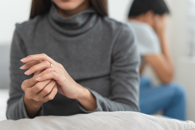 國外一名女網友聽到以前外遇對象過世的消息，動了想參加喪禮的念頭，但丈夫得知後十分沮喪，讓她感到很兩難。 (示意圖:shutterstock/達志)