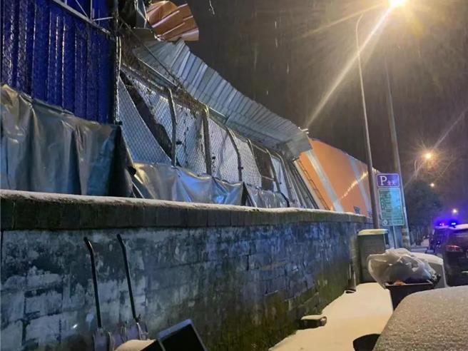 大陆湖南吉首市新起航运动馆和军篮篮球场顶棚覆盖有大量积雪，3日晚间发生垮塌，未造成人员伤亡。（翻摄自观察者网）