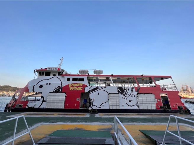 旅客搭乘「海上巴士」及「金栈游港」等航班，即可获得一张面额50元的「商圈夜市优惠券」，图为海上巴士与金栈游港班次的外观。（柯宗纬翻摄）