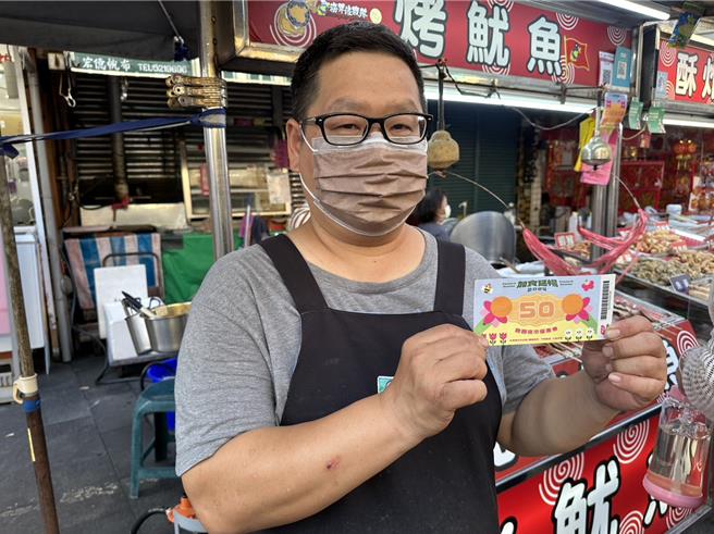 旗津轮渡站前贩卖烧烤鱿鱼的摊商面对期待过年期间人潮、黄色小鸭加上优惠券助攻，已经加紧备料准备迎接下一波商机。（柯宗纬翻摄）