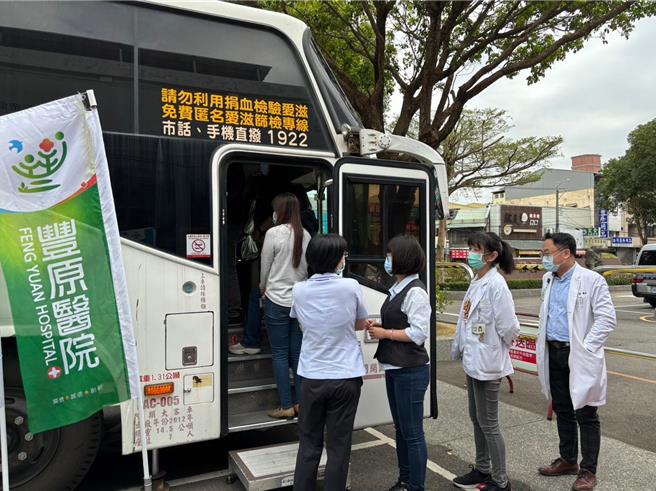豐原醫院同仁及民眾踴躍捐血。（豐原醫院提供）