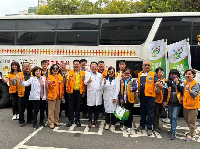 豐原惟美獅子會、群合獅子會、東豐獅子會、美豐獅子會捐助禮券，贊助捐血活動。（豐原醫院提供）