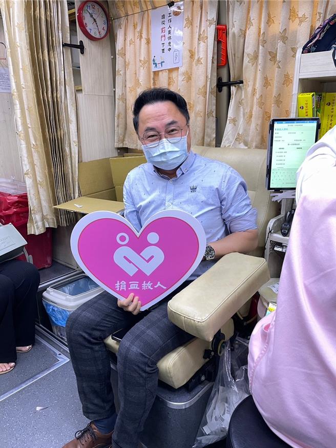 豐原醫院副院長曹承榮率先挽袖捐血。（豐原醫院提供）