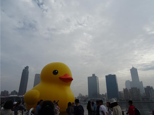 高雄空氣品質不良亮橘、紅燈，黃色小鴨與看展民眾被壟罩在霧霾中。（地球公民基金會提供）