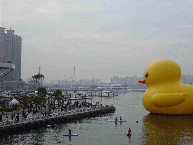 高雄空氣品質不佳，黃色小鴨與看展民眾被霧霾包圍。（地球公民基金會提供）