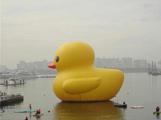 黃色小鴨在霧霾中顯得相形失色，民眾恐在「霾裏看鴨」。（地球公民基金會提供）