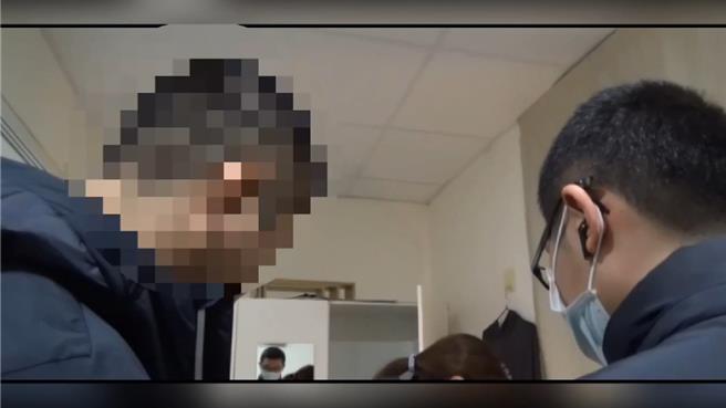 文男利用超商系統漏洞，偷換條碼詐取51萬元。（警方提供）