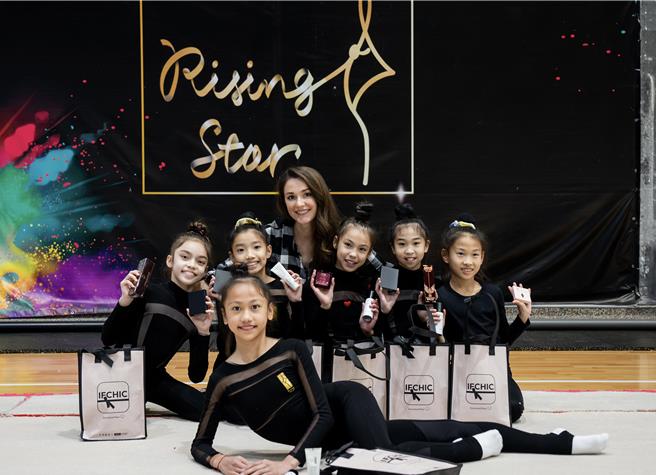 瑞莎带领的体操小将出国征战前获得国际电商品牌的礼物赞助。（瑞星韵律体操协会提供）