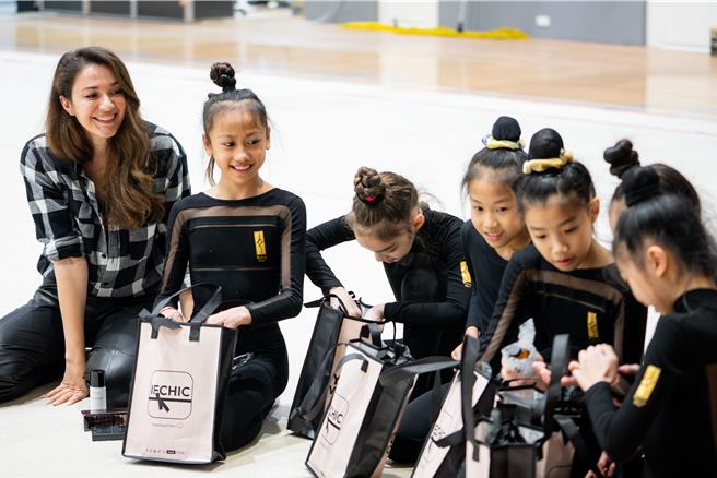 瑞莎带领的体操小将出国征战前获得国际电商品牌的礼物赞助，大家开心不已。（瑞星韵律体操协会提供）