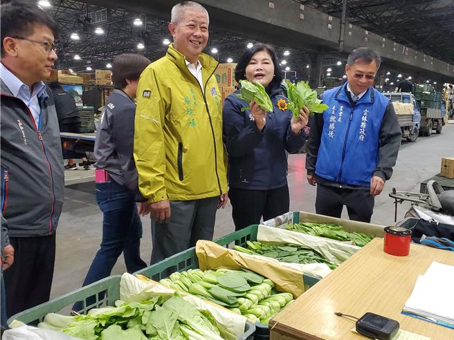 雲林縣長張麗善（右二）今（6日）一早到西螺果菜市場視察交易情況。（周麗蘭攝）