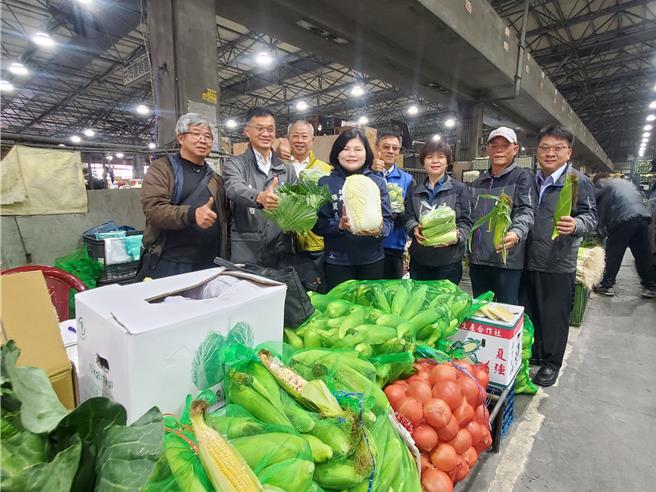 今年過年蔬菜超便宜，大白菜、高麗菜很很便宜，葉菜類也是。（周麗蘭攝）