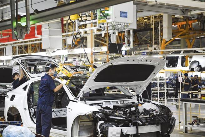 《日本經濟新聞》：中國計劃在10年內加大研發解決汽車晶片「軟肋」。（新華社）