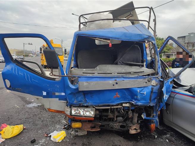 小货车严重毁损。（民眾提供／李京升苗栗传真）