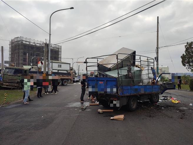 车祸现场一片狼藉。（民眾提供／李京升苗栗传真）