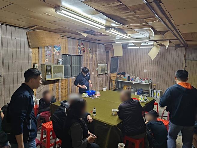 前镇警破获天九牌职业赌场。（翻摄照片／洪靖宜高雄传真）