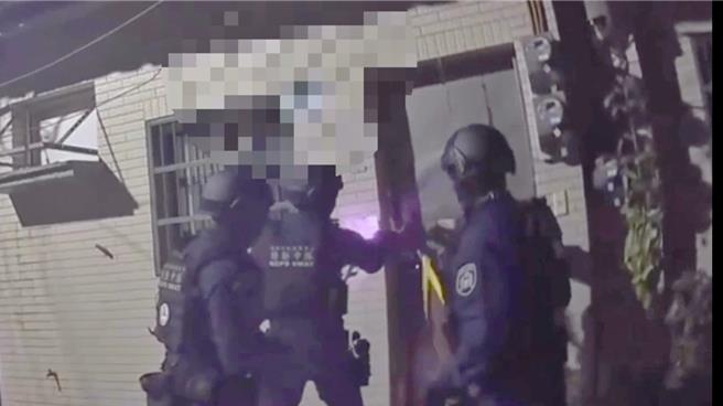 警方强势攻坚。（翻摄照片／洪靖宜高雄传真）