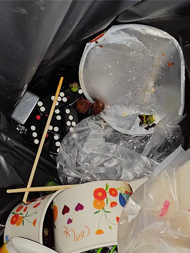 有赌客紧急将赌具丢到垃圾桶中。（翻摄照片／洪靖宜高雄传真）