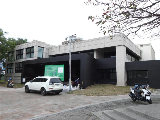 花莲县文化局美术馆启用迄今约40年，馆内空间无法满足当今使用需求，经文化局投入逾5000万元经费封馆整修，歷经2年工期，工程在去年底竣工，预计本月17日揭牌启用。（罗亦晽摄）