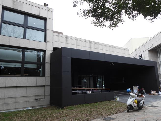 花莲县文化局美术馆启用迄今约40年，馆内空间无法满足当今使用需求，经文化局投入逾5000万元经费封馆整修，歷经2年工期，工程在去年底竣工，预计本月17日揭牌启用。（罗亦晽摄）