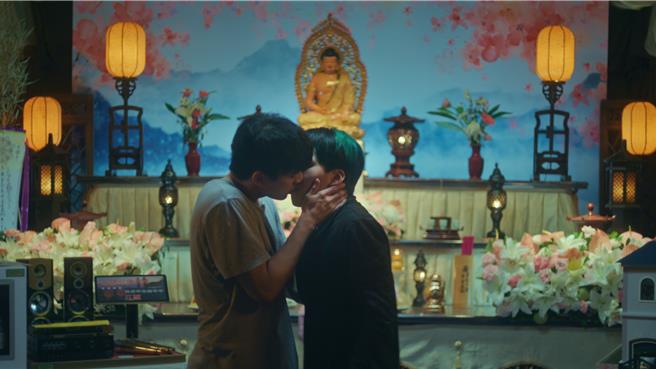 巫建和、林哲熹在靈堂前激吻。（Netflix提供）