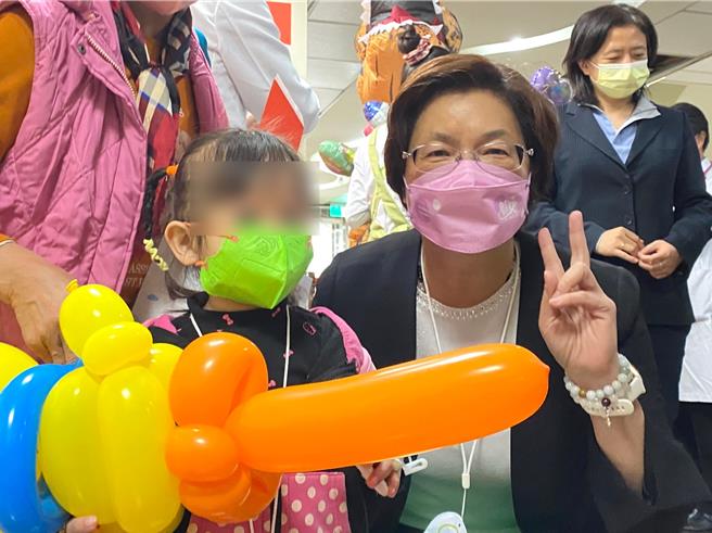 彰化县长王惠美（右一）6日带着多多龙小提灯等礼物到医院探视住院儿童，为住院儿童带来年节的欢乐气氛。（彰化县政府提供／孙英哲彰化传真）