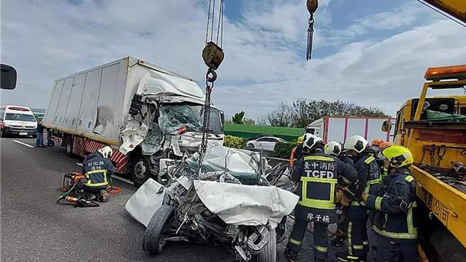 国道1号彰化段南向197.1公里处5日发生一起严重的死亡车祸，40岁的张姓大货车驾驶，疑似分神闪避不及，几乎以无煞车的状态撞上回堵停在辅助车道上的大、小客货车共5部车辆。（本报资料照片）