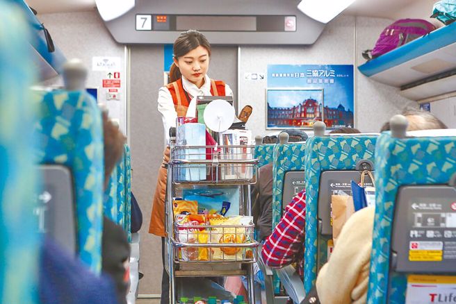 高铁春节疏运破百万人订票，视状况开放车厢玄关、走道站立。图为高铁车厢。（本报资料照片）