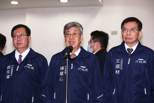 對於未來要面對新國會質詢，陳建仁表示會尊重立院的議程安排。行政院長陳建仁（中）、副院長鄭文燦（左）、交通部長王國材（右）6日前往交通部高速公路局北區交控中心視察春節疏運準備情形。（鄧博仁攝）