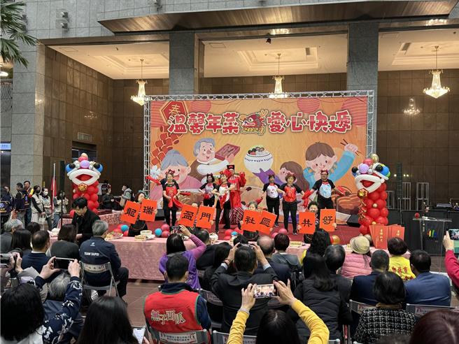 台北市社会局结合社福基金会、合作社及商业同业公会等95个民间团体一同办理「温馨年菜 爱心快递」活动，预计今年将送出2000份温馨年菜。(黄敬文翻摄)