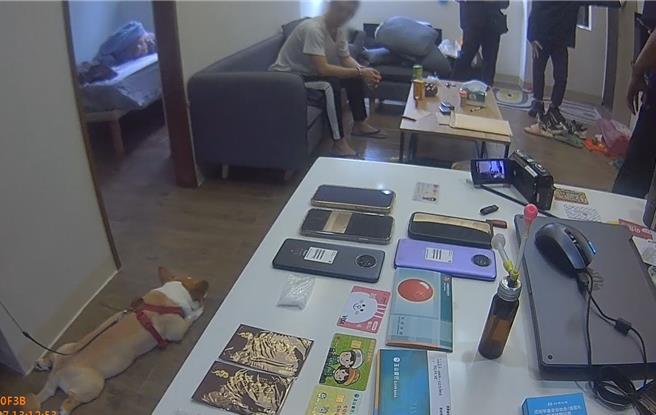 警方查獲手機、毒品等證物。（警方提供）★《中時新聞網》關心您：保護自己、遠離毒品！