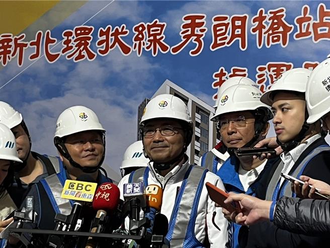 新北市侯友宜6日上午受访指出，新北市第一时间严格落实稽查，并採取预防性的下架，短短的几天内，已清查60家的卖场与超市，严格把关食安。（高钧麟摄）