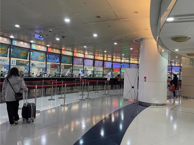 春节25处省道估计初二、初三最塞，国道客运还有8成空位。国道客运售票窗口。（蔡亚桦摄）