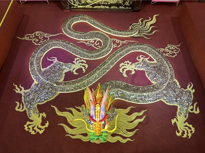 新竹市香山區重要的信仰中心「太初玄清宮」再創世界唯一，為應甲辰龍年，特別以68萬個1元硬幣排列成「錢龍」。（陳育賢攝）