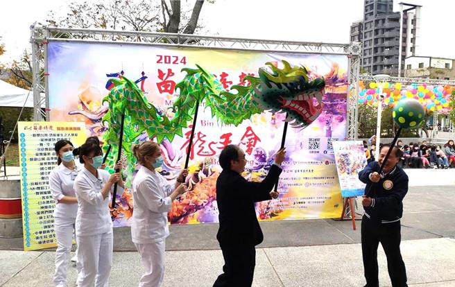 火旁龙系列活动，特别邀请大千医院妇产科医师与护理人员到场。（李京升摄）