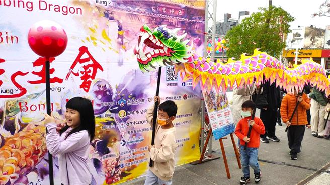 小朋友们开心体验舞龙。（李京升摄）