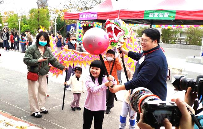 孩子们玩得不亦乐乎。（李京升摄）