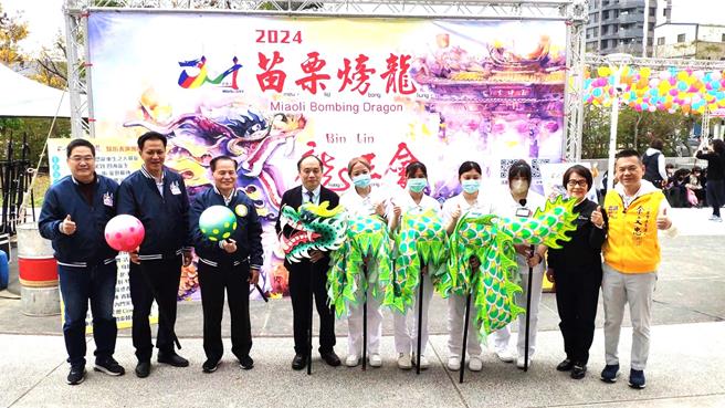 副县长邓桂菊等人与妇产科医师合影留念。（李京升摄）