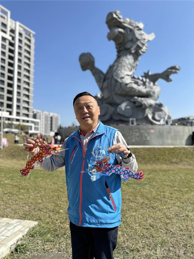 近日员林市长在脸书公布今年「龙年小提灯」的样式，超萌的造型吸引民眾目光，有民眾说红色的很像《花木兰》里的木须龙，已经准备好去排队了。（翻摄员林市长脸书／吴建辉彰化传真）