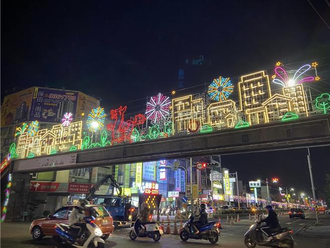 员林灯会近年打响名号，已经成为彰化春节赏灯必走行程，今年点灯将由彰化在地「元帅龙狮阵头坊」打头阵，为员林灯会揭开序幕。（翻摄员林市长脸书／吴建辉彰化传真）