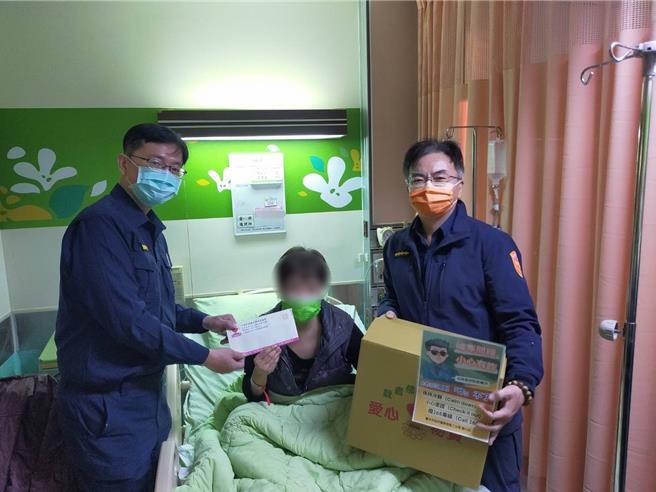 罹癌的58歲李姓女子，孤身在醫院接受治療，經印尼籍看護到台中公園派出所求助，經員警轉介慈善會協助，即時給予救濟物資及救助金。（台中市第二分局提供／馮惠宜台中傳真）