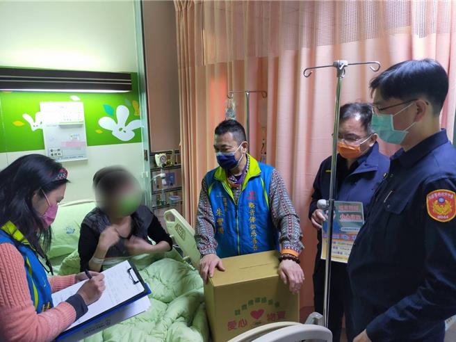 罹癌的58歲李姓女子，孤身在醫院接受治療，經印尼籍看護到台中公園派出所求助，經員警轉介慈善會協助，即時給予救濟物資及救助金。（台中市第二分局提供／馮惠宜台中傳真）
