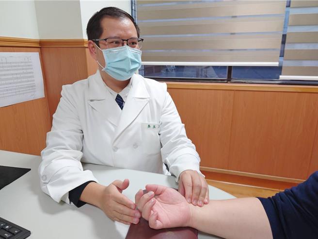 花莲慈济医院中西医合疗研究发展中心中医创新研究发展中心组长吴立工指出，乾癣是种很复杂的疾病，经评估病人症状程度选择相应中药方案，将患者体质调养好，内外兼治，中西合疗，方能让症状显着进步。（花莲慈济医院提供／罗亦晽花莲传真）